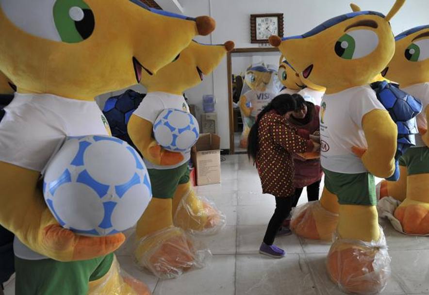 Quasi pronte le mascotte di pezze del Mondiale del Brasile, 2014. Afp